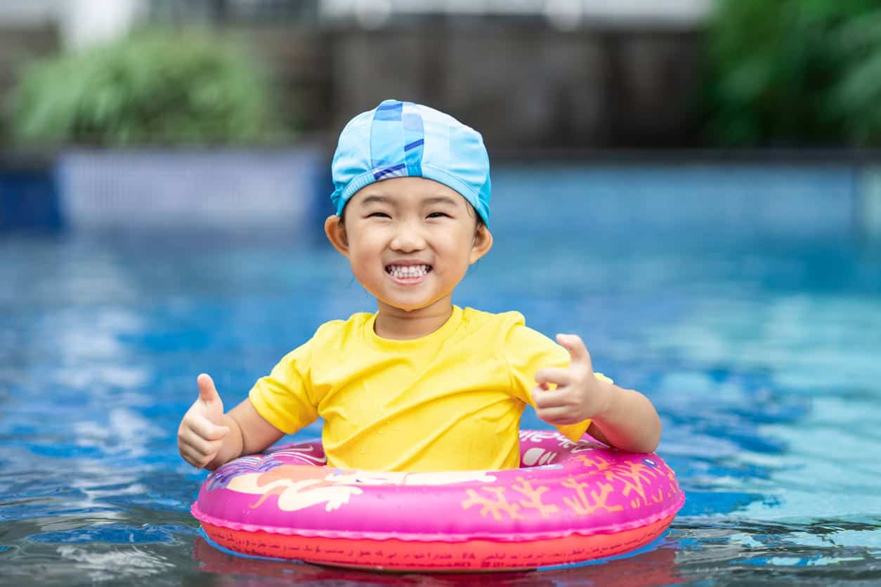 Read more about the article Why a Child Should Not Wear Blue Swimsuits in a Pool for Safety